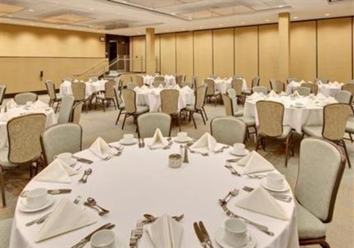 фото отеля Crowne Plaza Glen Ellyn Lombard