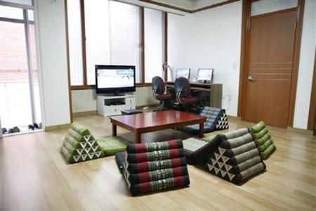фото отеля Kim's Hongdae Guesthouse - Mr. Kim's Branch