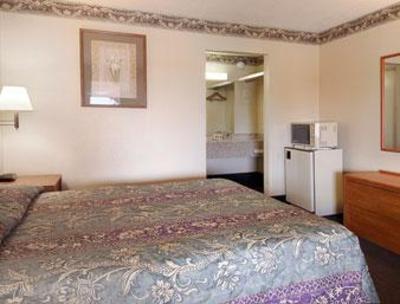 фото отеля Super 8 Forsyth
