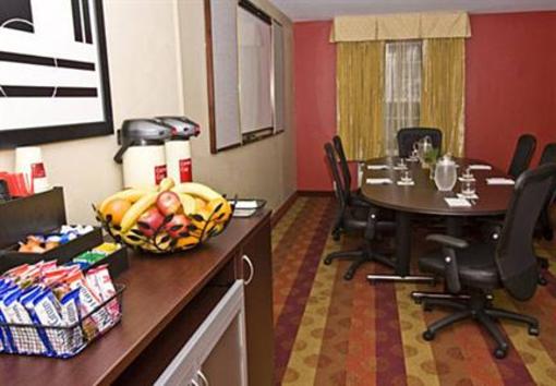 фото отеля TownePlace Suites Fresno