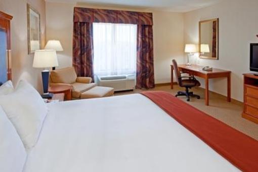 фото отеля Holiday Inn Express Hotel & Suites Latham