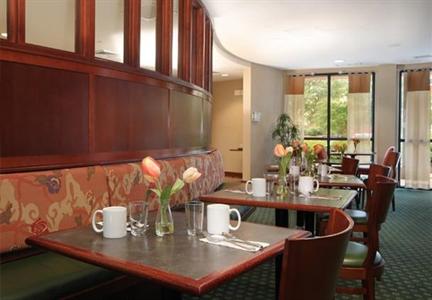 фото отеля Courtyard by Marriott Potomac Mills