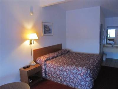 фото отеля Red Carpet Inn Kingdom City