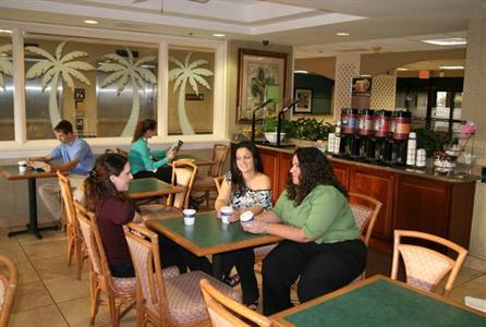 фото отеля Hampton Inn Orlando-S. Of Universal Studios