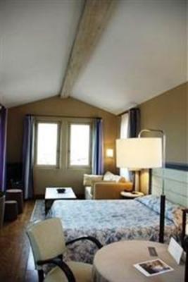 фото отеля Hotel de L Amphitheatre Arles