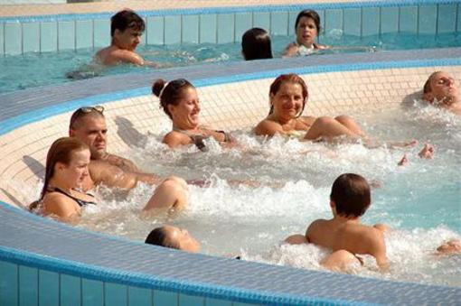 фото отеля Kristalyfurdo es Kemping