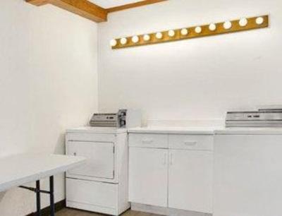 фото отеля Super 8 Motel Twinsburg / Cleveland