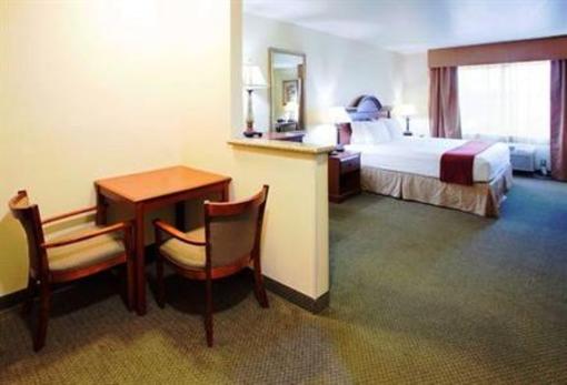 фото отеля Holiday Inn Express Hotel & Suites Rocky Mount Smith Mtn Lake