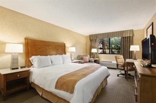 фото отеля Phoenix Place Hotel & Suites