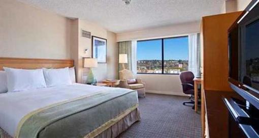 фото отеля Hilton San Diego Mission Valley