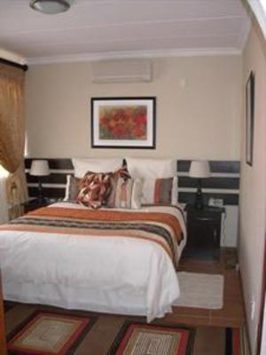 фото отеля Queen's Place Apartments Kensington Johannesburg