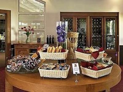 фото отеля Mercure Le Coudray Montceaux Parc du Coudray