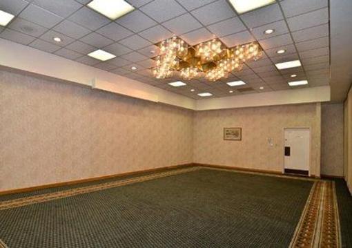 фото отеля Clarion Inn & Suites and Convention Center