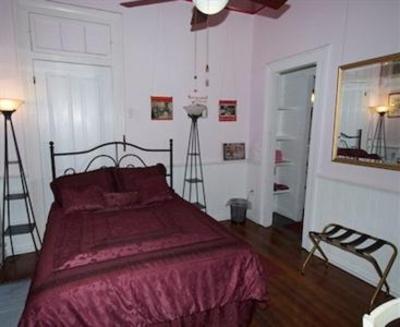 фото отеля The Burgundy Bed and Breakfast