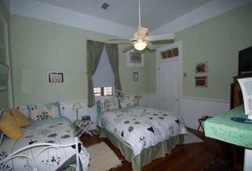 фото отеля The Burgundy Bed and Breakfast