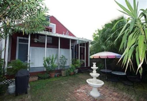 фото отеля The Burgundy Bed and Breakfast