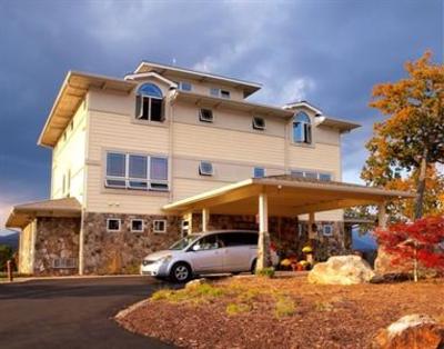 фото отеля Lucille's Mountain Top Inn
