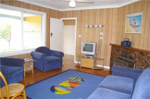 фото отеля Lazy Acre Log Cabins