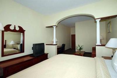 фото отеля Comfort Suites Historic District