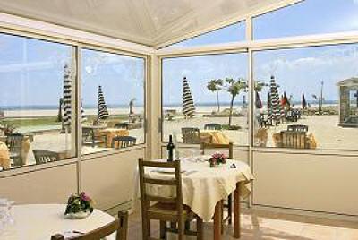 фото отеля Hotel Le Neptune Saint-Pierre-la-Mer