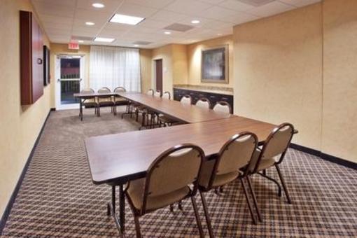 фото отеля Holiday Inn Express Hotel & Suites Savannah-Midtown