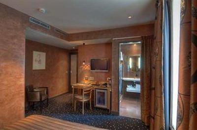 фото отеля Hotel des Champs-Elysees