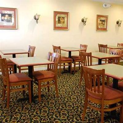 фото отеля Magnuson Hotel Zephyrhills