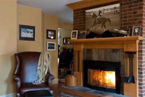 фото отеля Auberge Kicking Horse B&B
