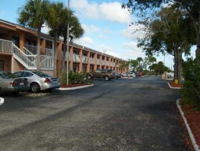 фото отеля Super 8 Kissimmee Orlando Maingate
