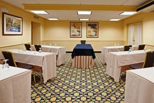фото отеля Holiday Inn Mansfield Foxboro