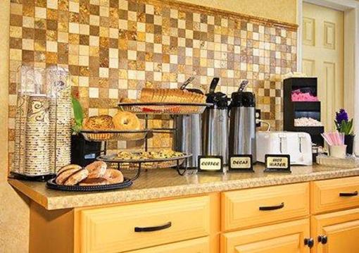 фото отеля Econo Lodge Inn & Suites Warren (Ohio)