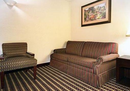 фото отеля Econo Lodge Inn & Suites Warren (Ohio)
