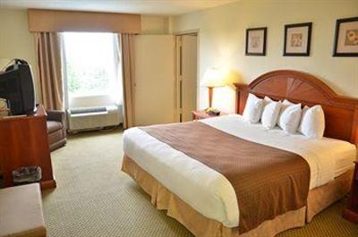 фото отеля Runnemede Inn & Suites