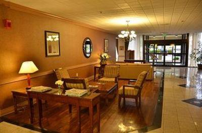 фото отеля Runnemede Inn & Suites