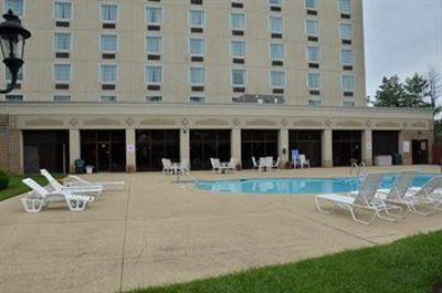 фото отеля Runnemede Inn & Suites