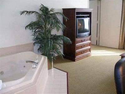 фото отеля Runnemede Inn & Suites