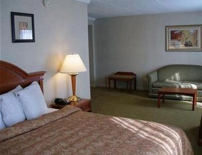 фото отеля Runnemede Inn & Suites