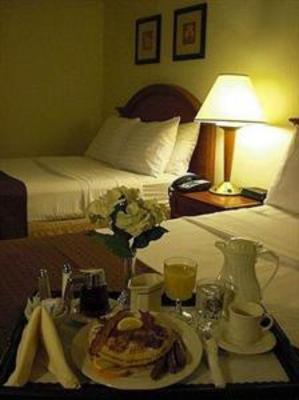 фото отеля Runnemede Inn & Suites