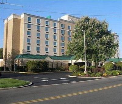 фото отеля Runnemede Inn & Suites