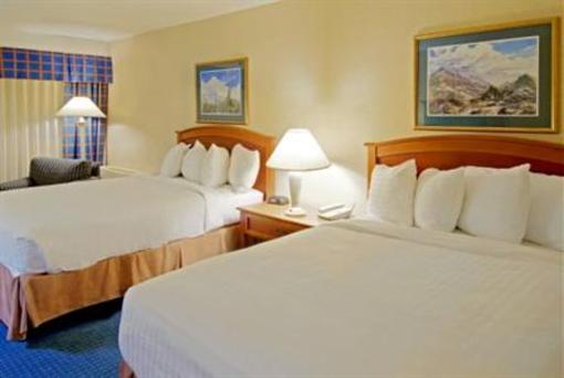 фото отеля Clarion Inn University Plaza
