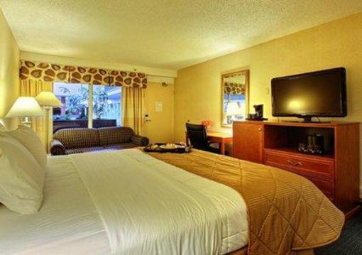 фото отеля Clarion Inn University Plaza