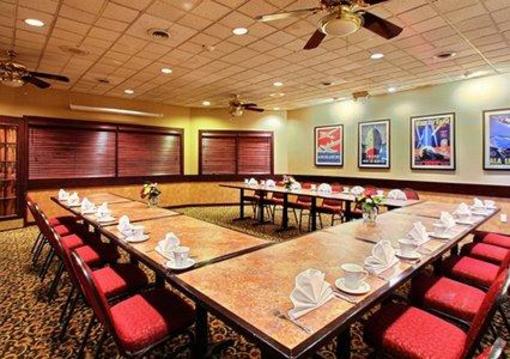 фото отеля Clarion Inn University Plaza