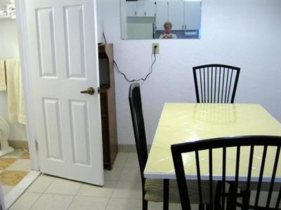 фото отеля Canal Gulf Breeze Apartment