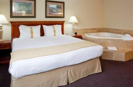 фото отеля Holiday Inn Hotel & Suites St. Cloud