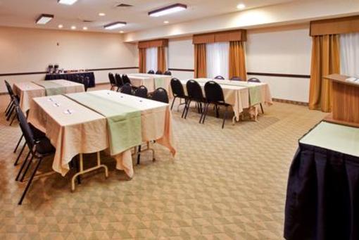 фото отеля Holiday Inn Express Lansing - Leavenworth