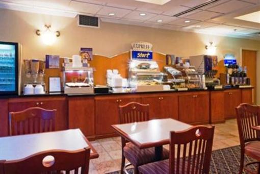 фото отеля Holiday Inn Express Hotel & Suites Emporia (Virginia)
