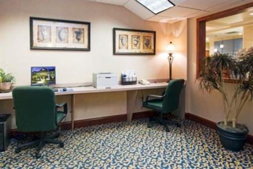 фото отеля Holiday Inn Express Hotel & Suites Emporia (Virginia)