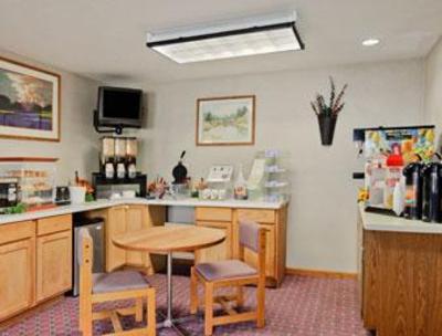фото отеля Super 8 Motel Madison (South Dakota)