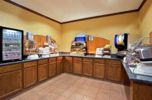 фото отеля Holiday Inn Express Brookpark - Cleveland Airport
