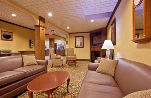 фото отеля Holiday Inn Express Brookpark - Cleveland Airport